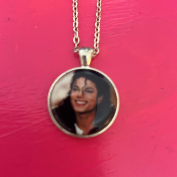 Michael Jackson necklace and charm bracelet - Picture 3 of 6